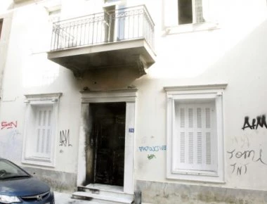 Νέα επίθεση με μολότοφ και πέτρες στο σπίτι του Αλέκου Φλαμπουράρη